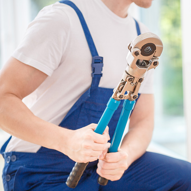 handyman-holding-hydraulic-key-new-construction-plumbing-contractors-noblesville-in